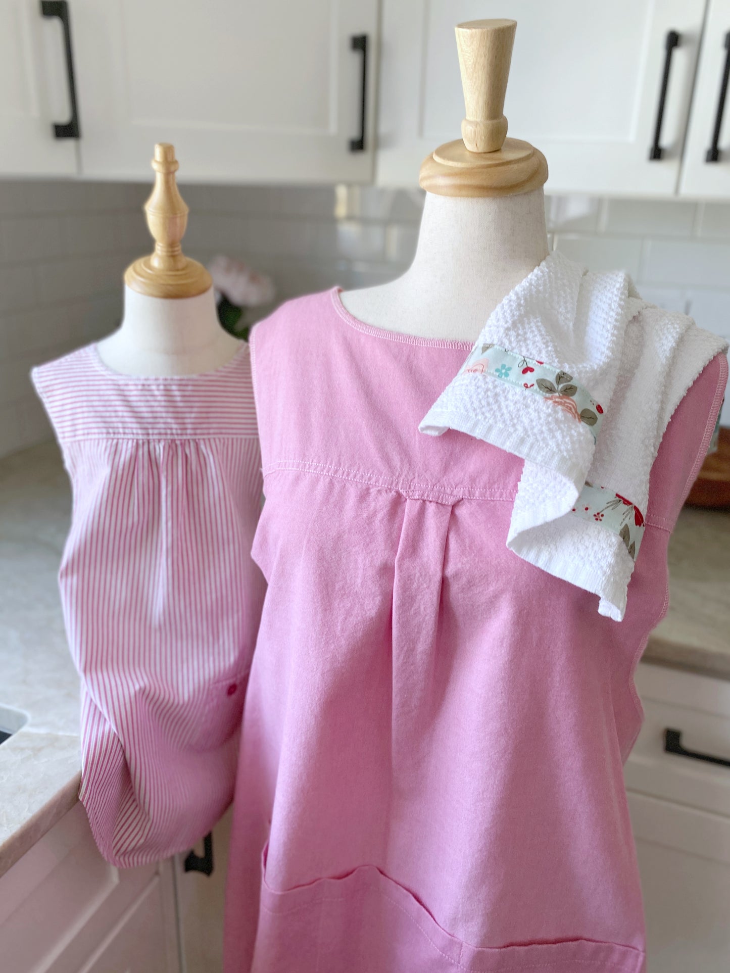 Girls' 1925 Cross Back Apron - Peppermint Cutie (Size 6/7)