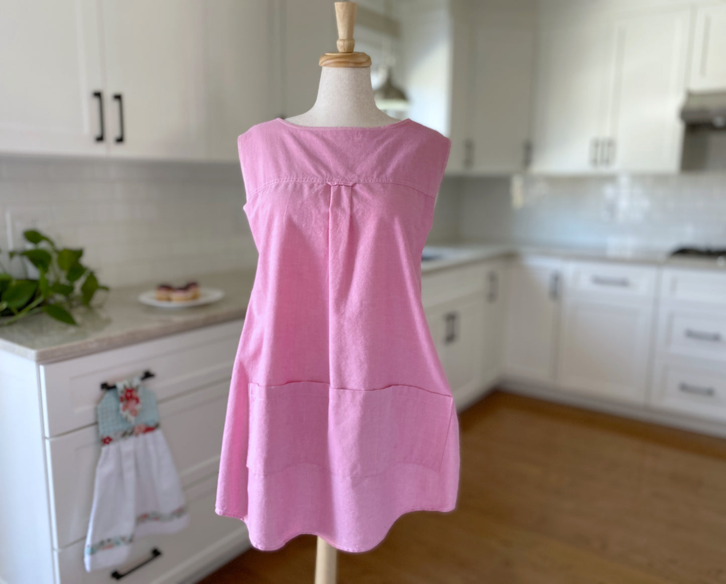 1925 Cross Back Apron - Strawberry Cream (Women's Large)