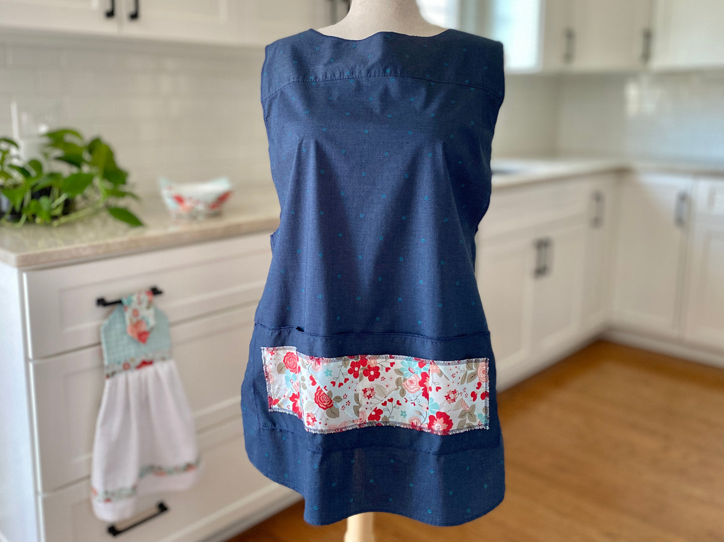 1925 Cross Back Apron - Dotted Delight (Women's Large)