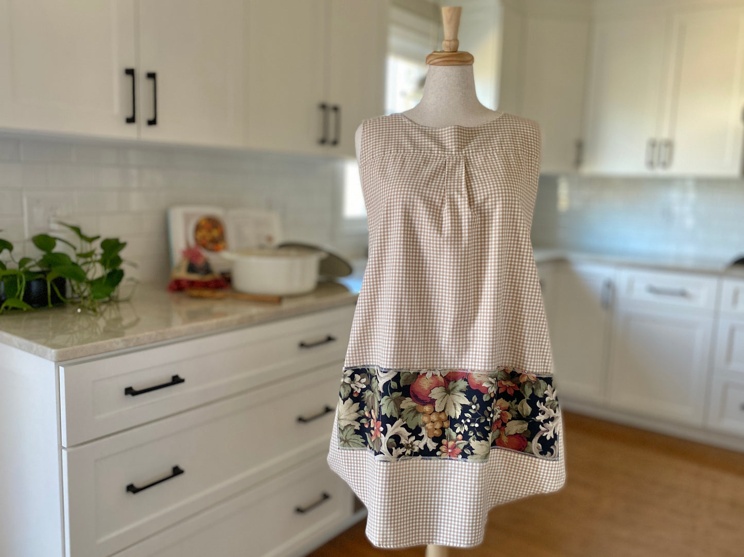 1925 Cross Back Apron - Nutmeg Bloom (Women's XL)